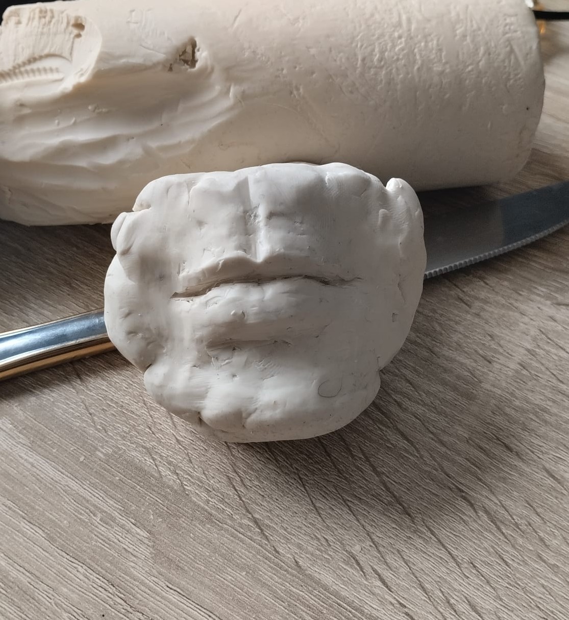 Sculpture figurative en plastiline consacrée à l'étude des volumes du corps humain