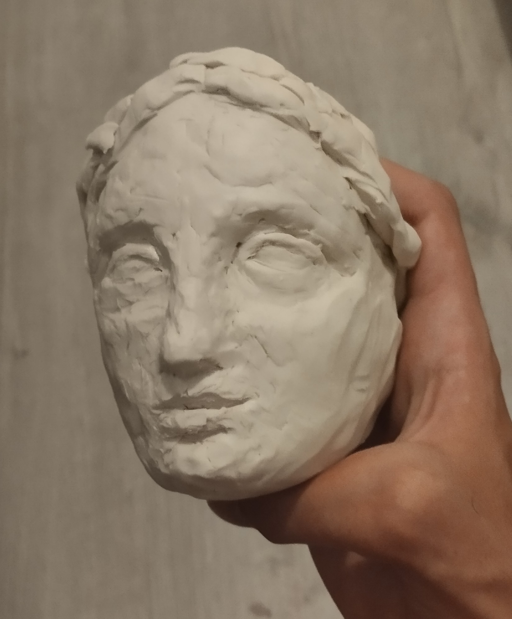 Étude de sculpture figurative en plastiline représentant le corps humain